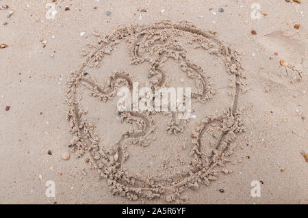 Das Wort Welt handschriftlich in Sand am Strand, Stockfoto