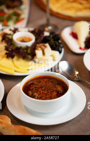 Nahaufnahme der Borscht im russischen Stil Rüben Suppe serviert in der Schüssel Stockfoto