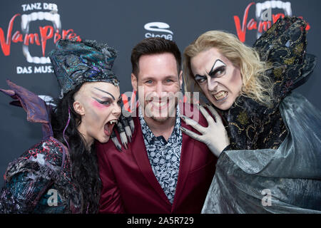 Sven Kroll, TV-Moderatorin, mit zwei Vampire Darsteller posieren, Roter Teppich, roten Teppich zeigen, Premiere des Musicals "Tanz der Vampire" im Metronom Theater Oberhausen, 10.10.2019. | Verwendung weltweit Stockfoto