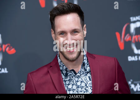 Sven Kroll, TV-Moderatorin, mit zwei Vampire Darsteller posieren, Roter Teppich, roten Teppich zeigen, Premiere des Musicals "Tanz der Vampire" im Metronom Theater Oberhausen, 10.10.2019. | Verwendung weltweit Stockfoto