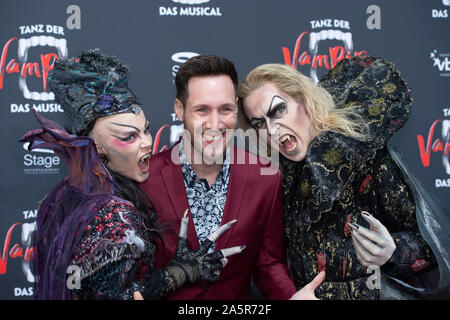 Sven Kroll, TV-Moderatorin, mit zwei Vampire Darsteller posieren, Roter Teppich, roten Teppich zeigen, Premiere des Musicals "Tanz der Vampire" im Metronom Theater Oberhausen, 10.10.2019. | Verwendung weltweit Stockfoto