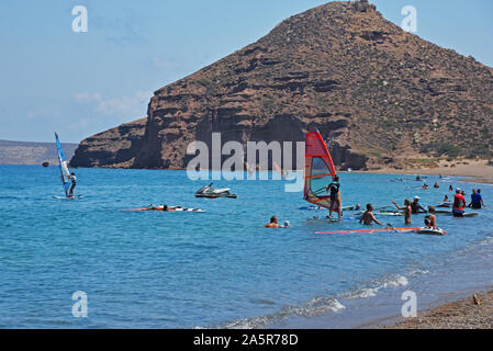 Personen windsurfen Kouremenos bucht, Lassithi, Kreta, Griechenland. Stockfoto