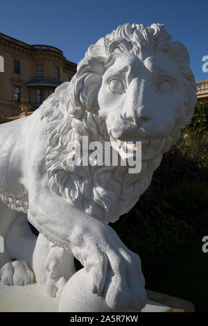 Geschnitzte Lion Statue, Gärten, Osborne House, Cowes, Isle of Wight, Großbritannien Stockfoto