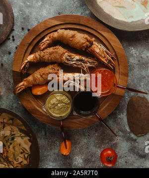 Drei Gebratene Riesengarnelen mit Sweet Chili Sauce serviert, Sojasauce und gelbe Sauce Stockfoto