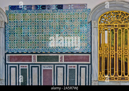 TOPKAPI PALACE TÜRKEI KUNSTVOLLE MOSLEMISCHEN WANDFLIESEN Stockfoto