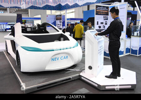 Peking, China. 22 Okt, 2019. Eine neue Energie Fahrzeug ist auf der Welt intelligente, vernetzte Fahrzeuge Konferenz 2019 in Peking, der Hauptstadt von China, Okt. 22, 2019. Die 4-tägige Welt intelligente, vernetzte Fahrzeuge Konferenz 2019 geöffnet Dienstag an der New China International Exhibition Center, mit Ausstellungen, Foren, Gespräche mit Unternehmern, sowie Diskussionen vor Ort im Fahrzeug testen Zonen. Quelle: Ren Chao/Xinhua/Alamy leben Nachrichten Stockfoto