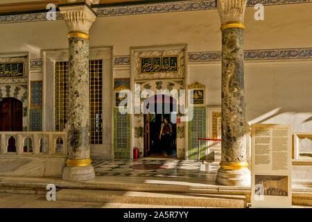 TOPKAPI PALACE TÜRKEI ZWEITEN INNENHOF DER AULA SPALTEN UND EINGANG Stockfoto