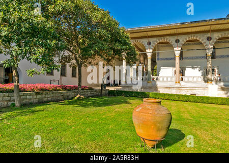 TOPKAPI PALACE TÜRKEI ZWEITE HOF RASEN TERRAKOTTATOPF UND BLUMEN AUSSERHALB DER AULA Stockfoto