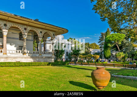 TOPKAPI PALACE TÜRKEI zweiten Innenhof bäume Rasen und einem TERRAKOTTATOPF AUSSERHALB DER AULA Stockfoto