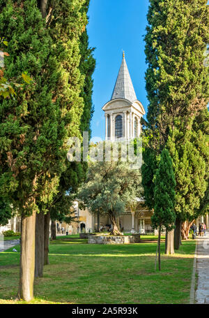 TOPKAPI PALACE TÜRKEI DER TURM DER GERECHTIGKEIT UMGEBEN VON BÄUMEN IM ZWEITEN Innenhof Stockfoto