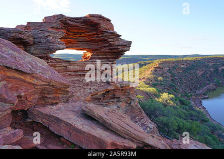 Blick auf Fenster Red Rock arch der Natur in Kalbarri National Park in der Mitte der West Region von Western Australia. Stockfoto