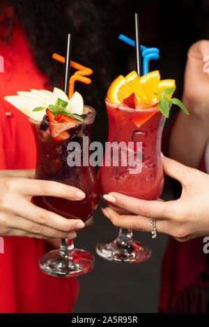 Zwei frau Hände cheers Frucht Cocktail Gläser Stockfoto