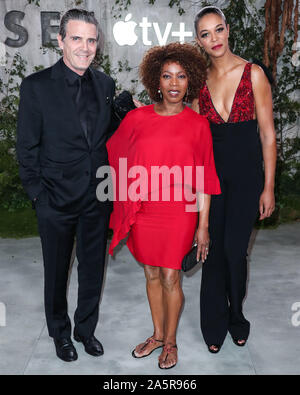 Westwood, der Vereinigten Staaten von Amerika. Okt, 2019 21. WESTWOOD, LOS ANGELES, Kalifornien, USA - 21. Oktober: Roderick Spencer, Alfre Woodard und Mavis Spencer Ankommen bei der Weltpremiere des Apple TV ee' im Fox Village Theater am 21. Oktober 2019 in Westwood, Los Angeles, Kalifornien, USA. (Foto von Xavier Collin/Image Press Agency) Quelle: Bild Presse Agentur/Alamy leben Nachrichten Stockfoto