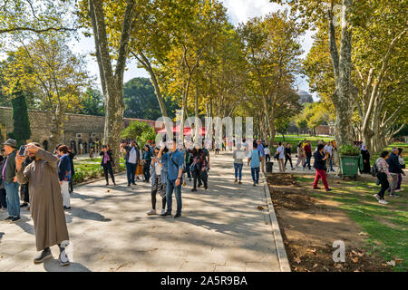 TOPKAPI PALACE TÜRKEI TOURISTEN IM SCHLOSSGARTEN Stockfoto