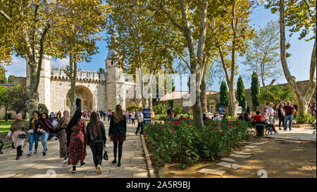 TOPKAPI PALACE TÜRKEI TOURISTEN VOR DEM TOR DER ANREDE Stockfoto