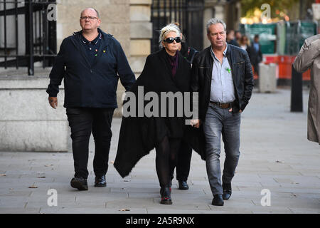 Die Familie von Harry Dunn, (von links nach rechts) Tim Dunn (Harry's Vater), Charlotte Charles (Harry's Mutter) und ihr Ehemann Bruce Charles, Ankunft am Portcullis House in London zu einem Treffen mit Schatten Außenminister Emily Thornberry. Stockfoto