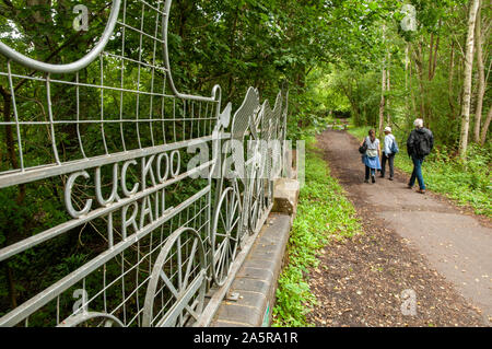 Drei Wanderer entlang der Kuckuck Trail stillgelegten Bahnstrecke zwischen Tain und Heathfield, East Sussex, England. Stockfoto