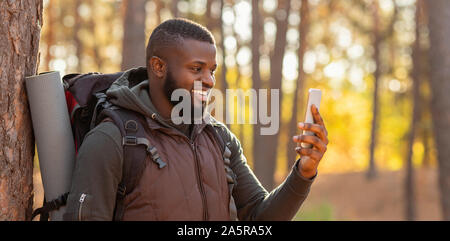 Afrikanischer mann Fotos von schönen Herbst Wald Stockfoto