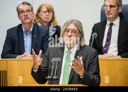 Mainz, Deutschland. 22 Okt, 2019. Bernhard Braun (Bündnis 90/Die Grünen), Vorsitzende der Bundestagsfraktion Bündnis 90/Die Grünen in Rheinland-Pfalz, Adressen der Mitglieder des Parlaments, die im Zusammenhang mit dem Ueberfall in Halle. Im Landtag, dem Premierminister, unter anderem eine Erklärung zu dem Thema "Schutz gegen Rechtsextremismus: Vielfalt und Sicherheit für das jüdische Leben in Rheinland-pfalz". Credit: Andreas Arnold/dpa/Alamy leben Nachrichten Stockfoto