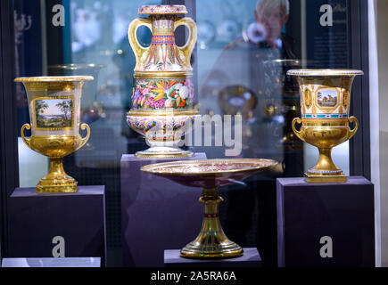 Schwerin, Deutschland. 09 Okt, 2019. Die Porzellansammlung der Staatlichen Museum in der Burg. Porzellan aus der Manufaktur in Berlin zu sehen sein. Zu den wertvollsten Geschenke, das herzogliche Haus Mecklenburg im 19. Jahrhundert erhalten sind die porzellane aus der Berliner Manufaktur, die Preußischen Könige zu ihren Verwandten vorgestellt. Credit: Jens Büttner/dpa-Zentralbild/ZB/dpa/Alamy leben Nachrichten Stockfoto