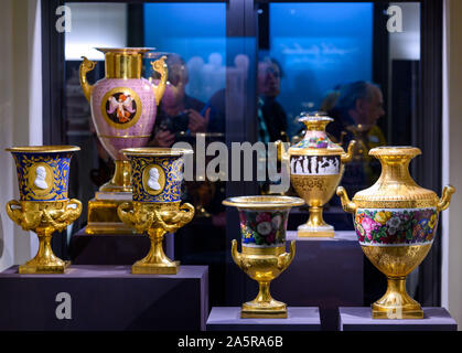 Schwerin, Deutschland. 09 Okt, 2019. Die Porzellansammlung der Staatlichen Museum in der Burg. Porzellan aus der Manufaktur in Berlin zu sehen sein. Zu den wertvollsten Geschenke, das herzogliche Haus Mecklenburg im 19. Jahrhundert erhalten sind die porzellane aus der Berliner Manufaktur, die Preußischen Könige zu ihren Verwandten vorgestellt. Credit: Jens Büttner/dpa-Zentralbild/ZB/dpa/Alamy leben Nachrichten Stockfoto