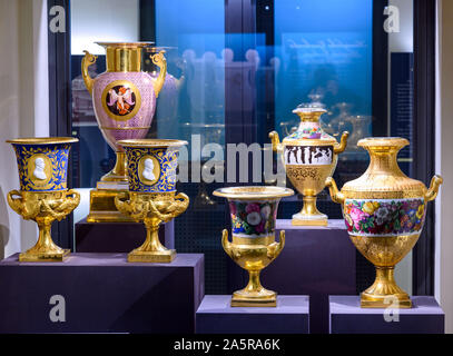 Schwerin, Deutschland. 09 Okt, 2019. Die Porzellansammlung der Staatlichen Museum in der Burg. Porzellan aus der Manufaktur in Berlin zu sehen sein. Zu den wertvollsten Geschenke, das herzogliche Haus Mecklenburg im 19. Jahrhundert erhalten sind die porzellane aus der Berliner Manufaktur, die Preußischen Könige zu ihren Verwandten vorgestellt. Credit: Jens Büttner/dpa-Zentralbild/ZB/dpa/Alamy leben Nachrichten Stockfoto