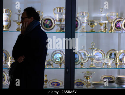 Schwerin, Deutschland. 09 Okt, 2019. Die Porzellansammlung der Staatlichen Museum in der Burg. Porzellan aus der Manufaktur in Berlin zu sehen sein. Zu den wertvollsten Geschenke, das herzogliche Haus Mecklenburg im 19. Jahrhundert erhalten sind die porzellane aus der Berliner Manufaktur, die Preußischen Könige zu ihren Verwandten vorgestellt. Credit: Jens Büttner/dpa-Zentralbild/ZB/dpa/Alamy leben Nachrichten Stockfoto