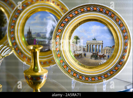 Schwerin, Deutschland. 09 Okt, 2019. Die Porzellansammlung der Staatlichen Museum in der Burg. Porzellan aus der Manufaktur in Berlin zu sehen sein. Zu den wertvollsten Geschenke, das herzogliche Haus Mecklenburg im 19. Jahrhundert erhalten sind die porzellane aus der Berliner Manufaktur, die Preußischen Könige zu ihren Verwandten vorgestellt. Credit: Jens Büttner/dpa-Zentralbild/ZB/dpa/Alamy leben Nachrichten Stockfoto