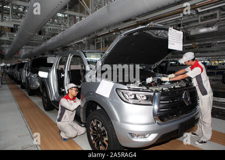 Chinesische Arbeiter Zusammenbau des Autos auf der Montagelinie an die automatische Anlage von Great Wall Motors in Chongqing, China am 22. Oktober, 2019. Stockfoto