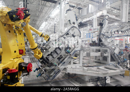 Roboterarme schweißen Auto Teile an der Montagelinie an die automatische Anlage von Great Wall Motors in Chongqing, China am 22. Oktober, 2019. Stockfoto