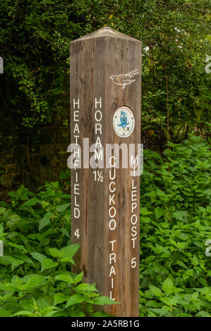 Milepost auf der Kuckuck Trail Wanderweg und cycleway zwischen Horam Dorf und Heathfield, East Sussex, England. Stockfoto