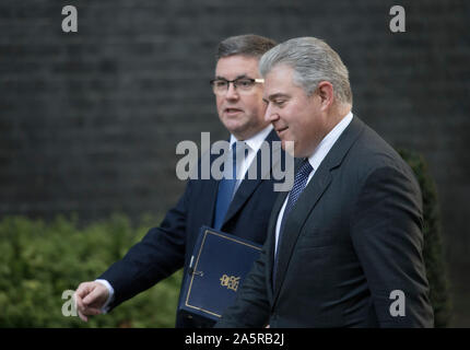 Downing Street, London, UK. 22. Oktober 2019. Robert Buckland, Staatssekretärin für Justiz, Herr Bundeskanzler, kommt in der Downing Street mit Brandon Lewis, Staatsminister für das Home Office für die wöchentliche Kabinettssitzung. Credit: Malcolm Park/Alamy Leben Nachrichten. Stockfoto