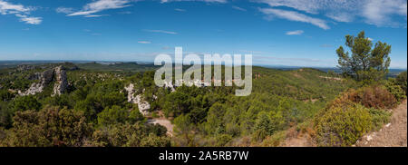 Blick auf die Alpilles in der Nähe von San Remy, Provence, Frankreich. Stockfoto