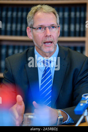 10. Oktober 2019, Mecklenburg-Vorpommern, Schwerin: Thomas Krüger, der Vorsitzende der SPD-Fraktion im Landtag von Mecklenburg-Vorpommern, auf einer Pressekonferenz im Landtag. Foto: Jens Büttner/dpa-Zentralbild/ZB Stockfoto