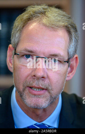 10. Oktober 2019, Mecklenburg-Vorpommern, Schwerin: Thomas Krüger, der Vorsitzende der SPD-Fraktion im Landtag von Mecklenburg-Vorpommern, auf einer Pressekonferenz im Landtag. Foto: Jens Büttner/dpa-Zentralbild/ZB Stockfoto