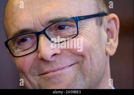 10. Oktober 2019, Mecklenburg-Vorpommern, Schwerin: Erwin Sellering (SPD), der ehemalige Ministerpräsident von Mecklenburg-Vorpommern, kündigt seinen Rückzug aus der Politik auf einer Pressekonferenz. Sellering beabsichtigt, seinen Sitz im Landtag in der nächsten Woche zum Rücktritt auf. Sellering feiert seinen siebzigsten Geburtstag am 18.10.2019. Ein Krebs hatte ihn bereits im Mai 2017 gezwungen, über das Amt und den SPD-Vorsitz zu übergeben. Foto: Jens Büttner/dpa-Zentralbild/ZB Stockfoto