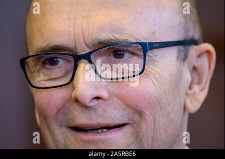 10. Oktober 2019, Mecklenburg-Vorpommern, Schwerin: Erwin Sellering (SPD), der ehemalige Ministerpräsident von Mecklenburg-Vorpommern, kündigt seinen Rückzug aus der Politik auf einer Pressekonferenz. Sellering beabsichtigt, seinen Sitz im Landtag in der nächsten Woche zum Rücktritt auf. Sellering feiert seinen siebzigsten Geburtstag am 18.10.2019. Ein Krebs hatte ihn bereits im Mai 2017 gezwungen, über das Amt und den SPD-Vorsitz zu übergeben. Foto: Jens Büttner/dpa-Zentralbild/ZB Stockfoto