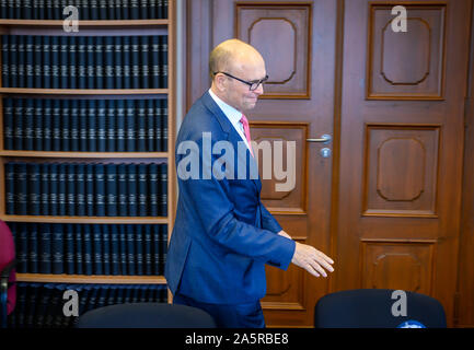 10. Oktober 2019, Mecklenburg-Vorpommern, Schwerin: Erwin Sellering (SPD), der ehemalige Ministerpräsident von Mecklenburg-Vorpommern, kündigt seinen Rückzug aus der Politik auf einer Pressekonferenz. Sellering beabsichtigt, seinen Sitz im Landtag in der nächsten Woche zum Rücktritt auf. Sellering feiert seinen siebzigsten Geburtstag am 18.10.2019. Ein Krebs hatte ihn bereits im Mai 2017 gezwungen, über das Amt und den SPD-Vorsitz zu übergeben. Foto: Jens Büttner/dpa-Zentralbild/ZB Stockfoto