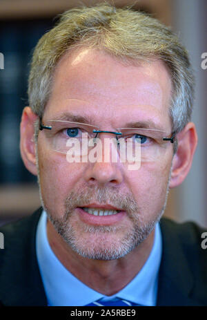 10. Oktober 2019, Mecklenburg-Vorpommern, Schwerin: Thomas Krüger, der Vorsitzende der SPD-Fraktion im Landtag von Mecklenburg-Vorpommern, auf einer Pressekonferenz im Landtag. Foto: Jens Büttner/dpa-Zentralbild/ZB Stockfoto