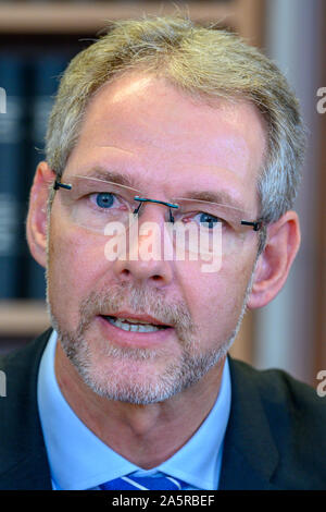 10. Oktober 2019, Mecklenburg-Vorpommern, Schwerin: Thomas Krüger, der Vorsitzende der SPD-Fraktion im Landtag von Mecklenburg-Vorpommern, auf einer Pressekonferenz im Landtag. Foto: Jens Büttner/dpa-Zentralbild/ZB Stockfoto