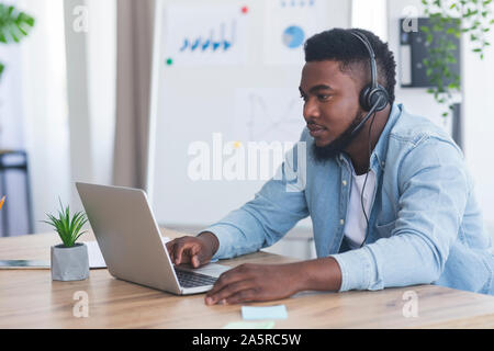 Call Center Betreiber in Headset Probleme mit Client online Stockfoto