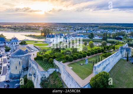 Frankreich, Indre et Loire, Loire Tal als Weltkulturerbe von der UNESCO, Amboise, Amboise königliche Burg aufgeführt, die Gärten am Abend (Luftbild) // Frankreich Stockfoto