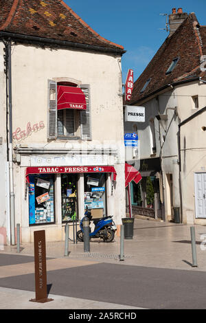 Ein lokales Geschäft in Nuits-Saint-Georges Dorfzentrum, Burgund, Frankreich. Stockfoto