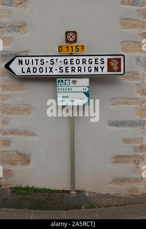 Französische Verkehrszeichen im Dorf Pommard, Nuits Saint Georges, Frankreich. Stockfoto