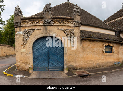 Big blue Türen im Dorf von Savigny-lès-Beaune, Burgund, Frankreich. Stockfoto