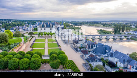 Frankreich, Indre et Loire, Loire Tal als Weltkulturerbe von der UNESCO, Amboise, Amboise königliche Burg aufgeführt, die Gärten und den Fluss Loire am Abend (ae Stockfoto
