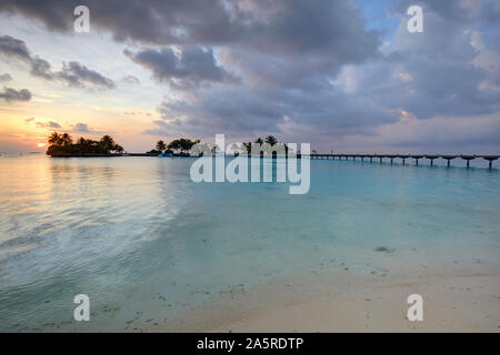 Fußgängerbrücke von Paradise Island (lankanfinolhu) bei Sonnenuntergang, Malediven Stockfoto