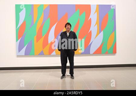 Die Hayward Gallery präsentiert eine grosse retrospektive Ausstellung zu den Arbeiten der berühmten britischen Künstlerin Bridget Riley gewidmet. Spanning 70 Jahre des Künstlers arbeiten Leben, es ist das größte und umfangreichste Ausstellung Ihrer bisherigen Arbeit. Bridget Riley ist einer der profiliertesten und international renommierter Künstler heute zu arbeiten. Ihrer bahnbrechenden Ansatz der Malerei geht es um die gekonnte Balance von Form und Farbe, die eine kontinuierliche, aber höchst abwechslungsreichen Untersuchung der Natur der Abstraktion und Wahrnehmung. Riley's Werke sind visuell aufgeladen und den Betrachter aktiv engagieren. Stockfoto