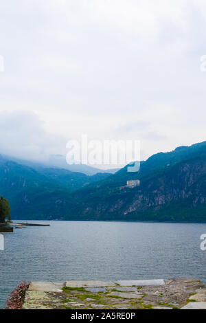 Erstaunlich Comer See mit Alpen Berge im Hintergrund. Stockfoto