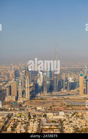 Luftaufnahme der Stadt mit dem Burj Khalifa aus der Helikopter, Dubai, Vereinigte Arabische Emirate gesehen Stockfoto